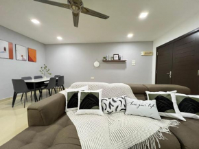 YOLO4 4BR 10PAX CentralTown Netflix